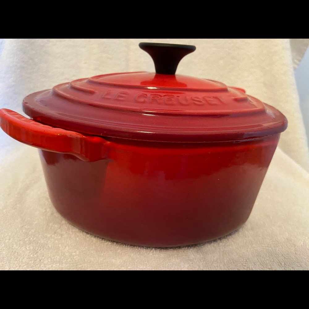 Le Creuset Cast Iron 2 Quart Casserole Pot - Picture 3 of 8